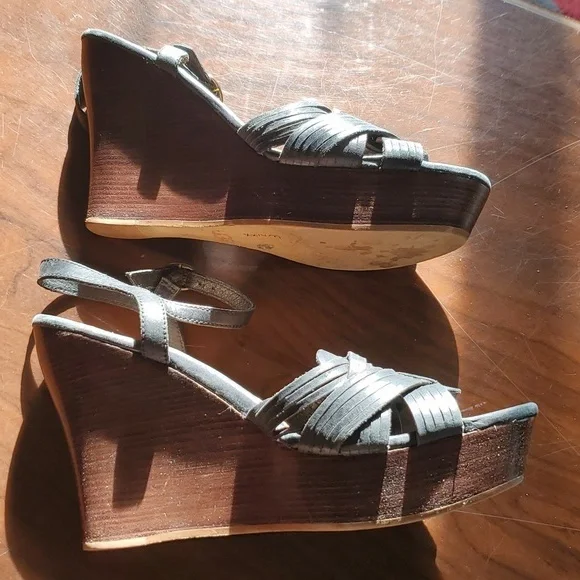 Ugg heels. - Picture 3 of 6